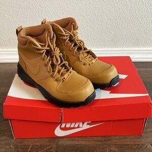 New in box! Nike Manoa LTR